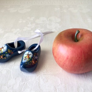Pequeños zuecos de madera azul, zapatos suecos holandeses, madera pintada imagen 1