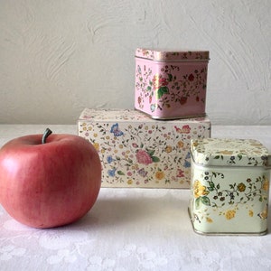 Square rose pastel floral tins, small, scented candles, vintage English boxed set Bild 1