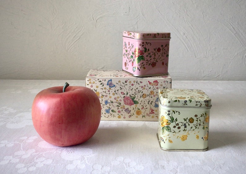 Square rose pastel floral tins, small, scented candles, vintage English boxed set Bild 1