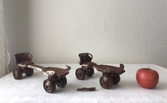 Steel wheel roller skates with key, vintage old r… - image 1