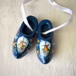 Pequeños zuecos de madera azul, zapatos suecos holandeses, madera pintada imagen 5