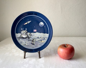 Man on the moon space plate, historical event keepsake memorabilia, vintage 1969