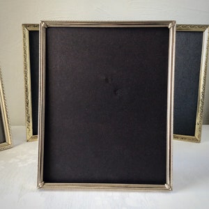 8 x 10 gold metal picture frames, singles and hinged double, vintage MCM stamped tin photo holders Bild 4