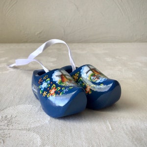 Pequeños zuecos de madera azul, zapatos suecos holandeses, madera pintada imagen 4