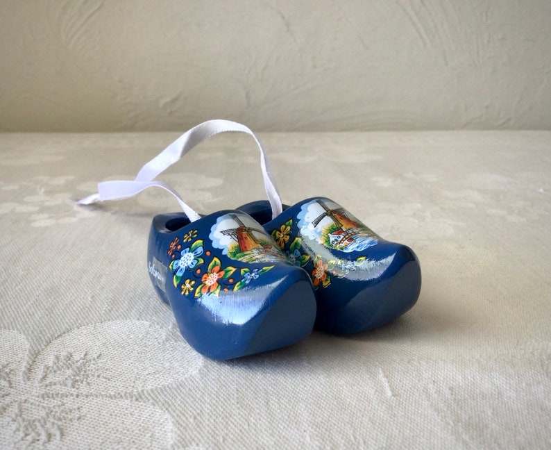 Pequeños zuecos de madera azul, zapatos suecos holandeses, madera pintada imagen 4