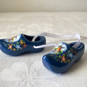 Pequeños zuecos de madera azul, zapatos suecos holandeses, madera pintada imagen 9