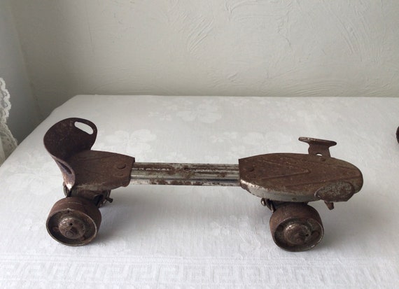 Steel wheel roller skates with key, vintage old r… - image 9