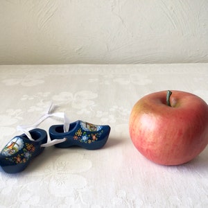 Pequeños zuecos de madera azul, zapatos suecos holandeses, madera pintada imagen 10