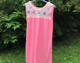 Pink sleeveless short nightgown negligee, size M medium, embroidered midcentury, vintage lingerie