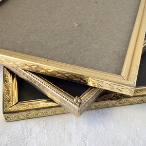 8 x 10 gold metal picture frames, singles and hinged double, vintage MCM stamped tin photo holders Bild 2