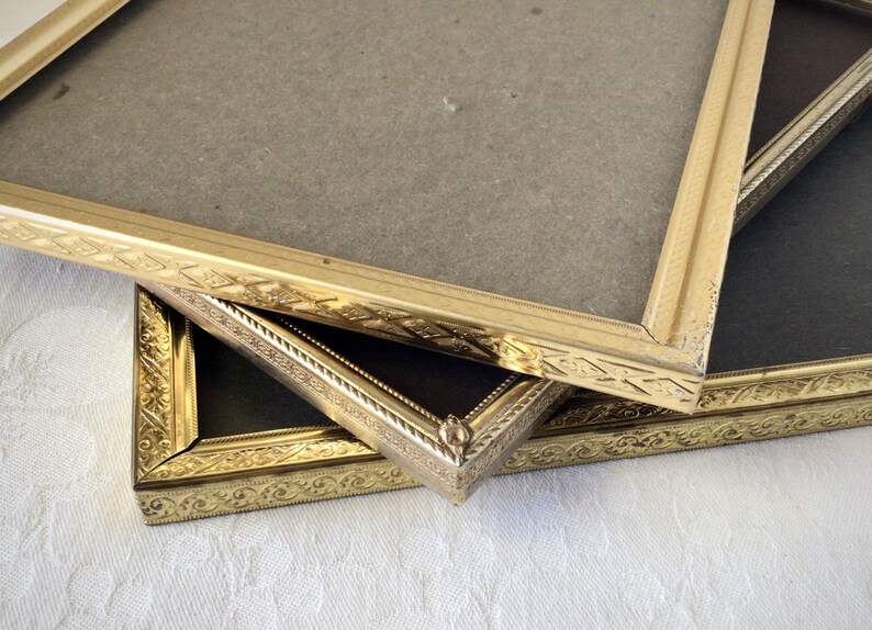 8 x 10 gold metal picture frames, singles and hinged double, vintage MCM stamped tin photo holders Bild 2