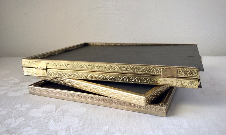 8 x 10 gold metal picture frames, singles and hinged double, vintage MCM stamped tin photo holders Bild 7