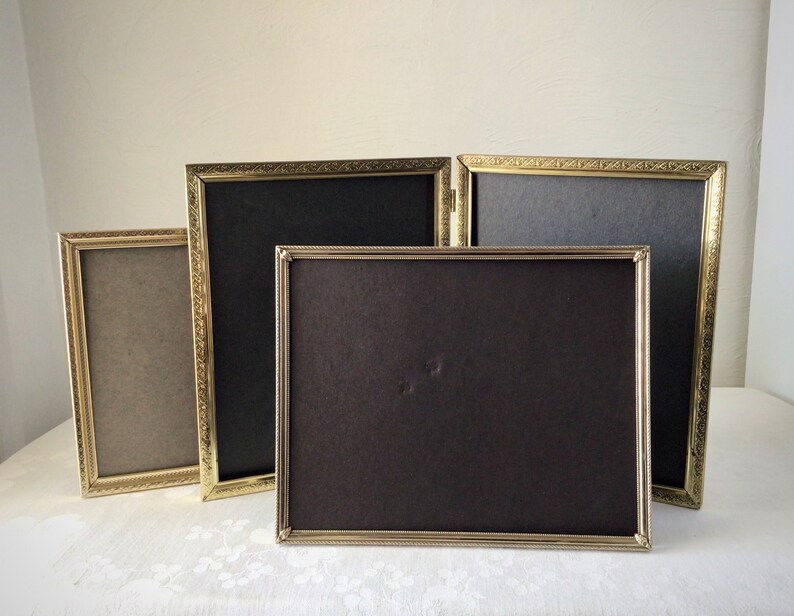 8 x 10 gold metal picture frames, singles and hinged double, vintage MCM stamped tin photo holders Bild 6