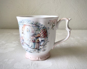 Royal Albert china cup, the Carol Singers, 1987 pastel, England Christmas