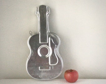 Guitar shape cake pan, Wilton ukulele vintage tray mold, musical instrument
