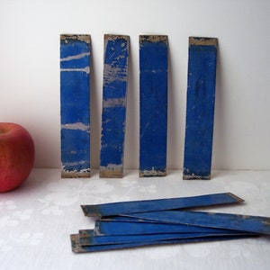blue metal letter i, number 1, aluminum marquee monogram, vintage alphabet sign, weathered outdoor symbol, aged patina, message board supply