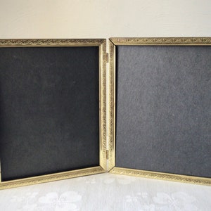 8 x 10 gold metal picture frames, singles and hinged double, vintage MCM stamped tin photo holders Bild 9