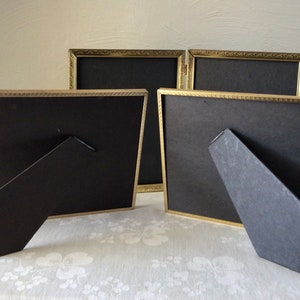 8 x 10 gold metal picture frames, singles and hinged double, vintage MCM stamped tin photo holders Bild 5