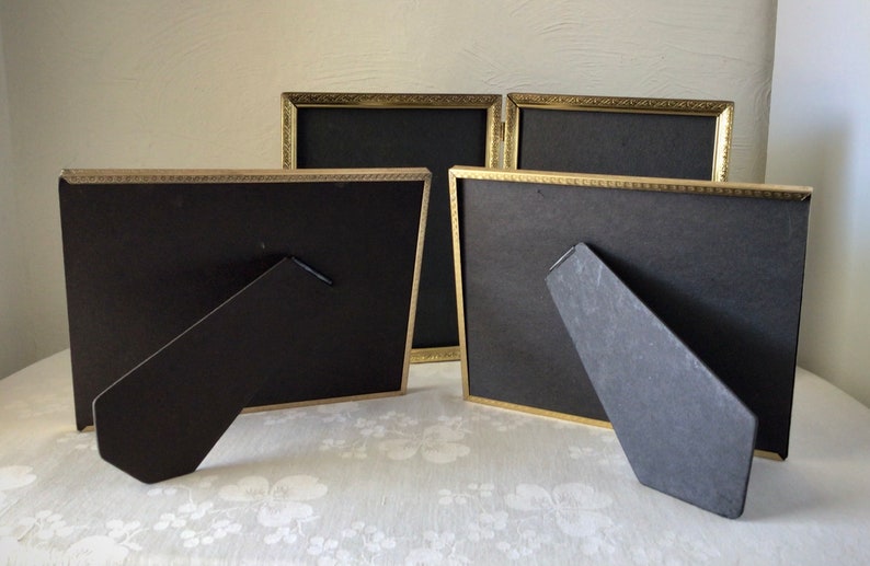 8 x 10 gold metal picture frames, singles and hinged double, vintage MCM stamped tin photo holders Bild 5