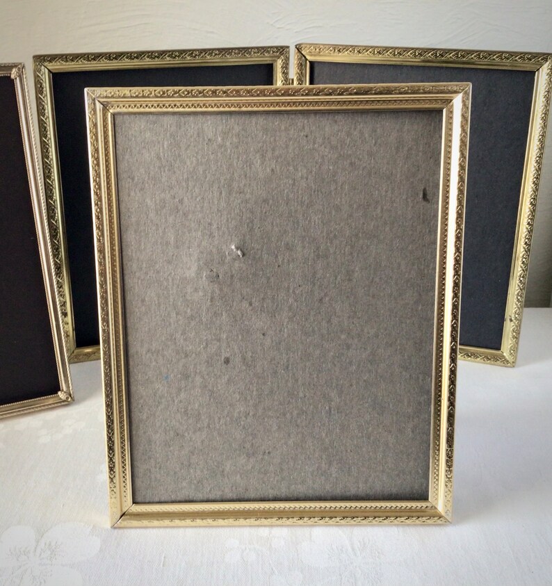 8 x 10 gold metal picture frames, singles and hinged double, vintage MCM stamped tin photo holders Bild 3