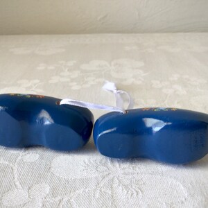 Pequeños zuecos de madera azul, zapatos suecos holandeses, madera pintada imagen 6