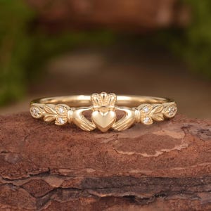 Antiker Claddagh-Ehering mit Blattmotiven, Moissanit-Funkeln, Herz, Krone, botanischem irischem Symbol, Verlobungsring für Damen