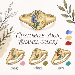 K&ouml;nnte beinhalten: Ein goldener Siegelring mit ovaler Platte, verziert mit gravierten Blumen- und Sternmotiven. Der Text CUSTOMIZE YOUR ENAMEL COLOR! steht &uuml;ber drei Ringvarianten mit rosa, wei&szlig;en und roten Emaille-Bl&uuml;tenbl&auml;ttern sowie gr&uuml;nen Bl&auml;ttern.