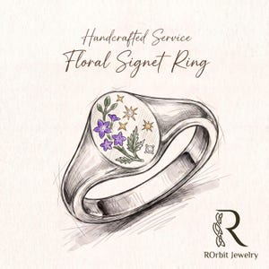 K&ouml;nnte beinhalten: Eine Skizze eines Siegelrings mit einem Blumenmuster aus violetten Bl&uuml;ten, gr&uuml;nen Bl&auml;ttern und goldenen Sternen auf der Ringplatte. Der Text Handcrafted Service Floral Signet Ring steht dar&uuml;ber und ROrbit Jewelry befindet sich unten.