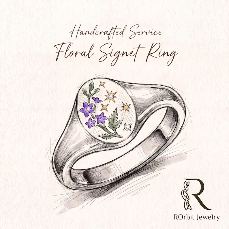 K&ouml;nnte beinhalten: Eine Skizze eines Siegelrings mit einem Blumenmuster aus violetten Bl&uuml;ten, gr&uuml;nen Bl&auml;ttern und goldenen Sternen auf der Ringplatte. Der Text Handcrafted Service Floral Signet Ring steht dar&uuml;ber und ROrbit Jewelry befindet sich unten.