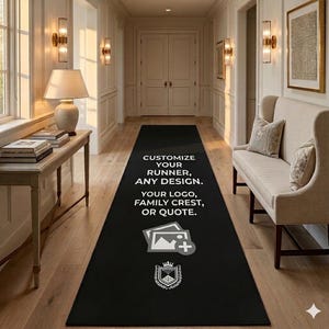 Op de afbeelding: Een zwarte loper met witte tekst met de tekst "PAS UW LOPER AAN, ELK ONTWERP. UW LOGO, FAMILIEWAPEN OF OFFERTE." De loper heeft een afbeelding van een foto en een plusteken en een wapen.
