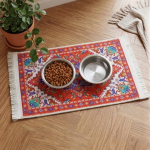 Può includere: Un set di tre tazze in ceramica con finitura opaca e macchiettata. Le tazze sono nei toni del crema, grigio chiaro e grigio scuro. Ogni tazza ha un design semplice e minimalista e un manico arrotondato.