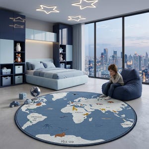 Könnte beinhalten: Ein runder Teppich in Blau und Weiß mit einem Weltkarten-Design, das Kontinente und Tierillustrationen zeigt. Der Teppich befindet sich in einem Kinderzimmer mit Bett, Stauraum und einem Sitzsack. Der Raum bietet einen Blick auf die Stadt und sternförmige Lichter.