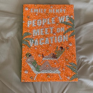FÖRBESTÄLL Människor vi möter på semester av Emily Henry Bedazzling bokpaket
