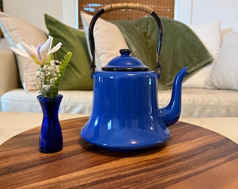 Vintage Enamelware Teapot – Royal Blue, Rattan Handle, Retro Kitchen Decor