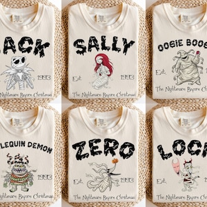K&ouml;nnte beinhalten: Sechs cremefarbene T-Shirts mit Charakteren aus The Nightmare Before Christmas. Jedes Shirt zeigt einen Charakternamen in Schwarz, eine Illustration sowie den Text Est. 1993 The Nightmare Before Christmas in schwarzer Schrift.