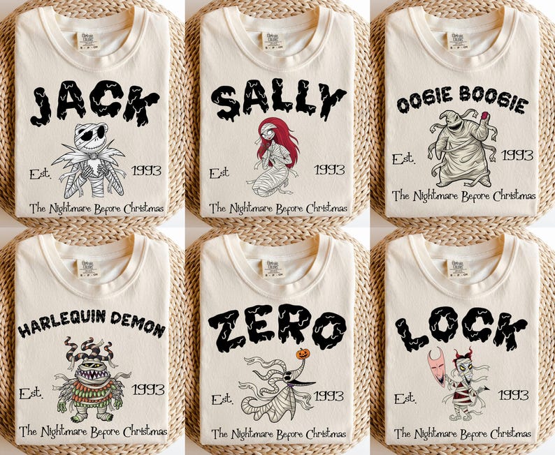 K&ouml;nnte beinhalten: Sechs cremefarbene T-Shirts mit Charakteren aus The Nightmare Before Christmas. Jedes Shirt zeigt einen Charakternamen in Schwarz, eine Illustration sowie den Text Est. 1993 The Nightmare Before Christmas in schwarzer Schrift.