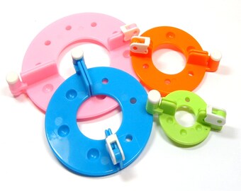 Yarnology Pom Pom Maker, 4 Sizes, 3.5cm, 5.6cm, 7cm, and 9cm, with Leisure Arts Booklet "Creative Yarn Crafts" Pom Pom Making Kit
