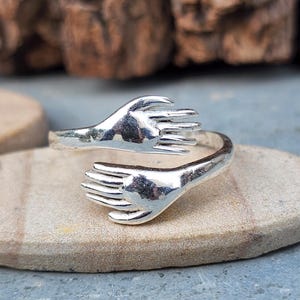 Doppel Hände Umarmungsring aus Sterlingsilber: Minimalistischer Symbolschmuck