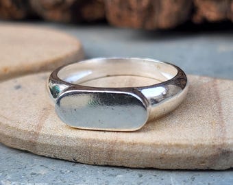 Minimalist Oval Signet Ring | 925 Sterling Silver | Custom Engravable | Unisex Pinky or Statement Ring | Classic Everyday Jewelry