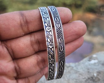 Set aus oxidierten Armreifen aus 925er Sterlingsilber mit floralem Muster, handgefertigte, gravierte Boho-Armbänder