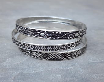 Handgefertigtes Armreif-Set aus oxidiertem Sterlingsilber, Boho-Armbänder mit floraler Gravur