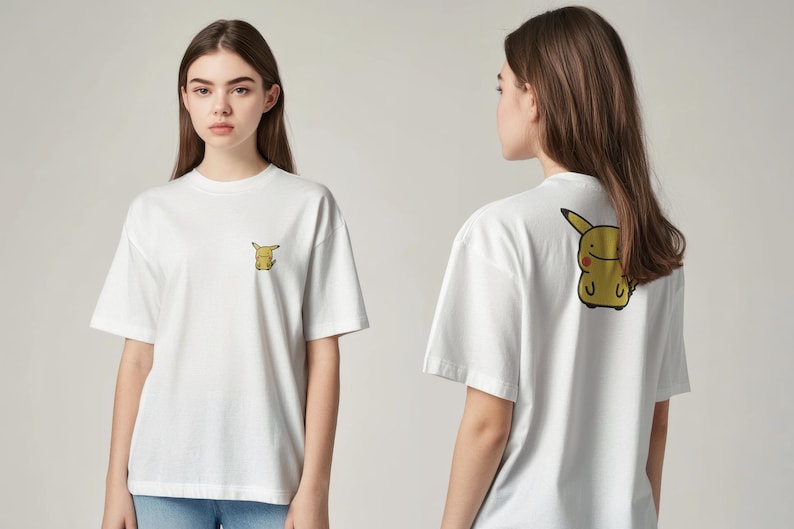 K&ouml;nnte beinhalten: Wei&szlig;es T-Shirt mit einer kleinen gelben Pikachu-Grafik auf der Vorderseite und einem gr&ouml;&szlig;eren Pikachu-Design auf der R&uuml;ckseite. Das T-Shirt hat einen Rundhalsausschnitt und kurze &Auml;rmel. Das Design ist im Cartoon-Stil.