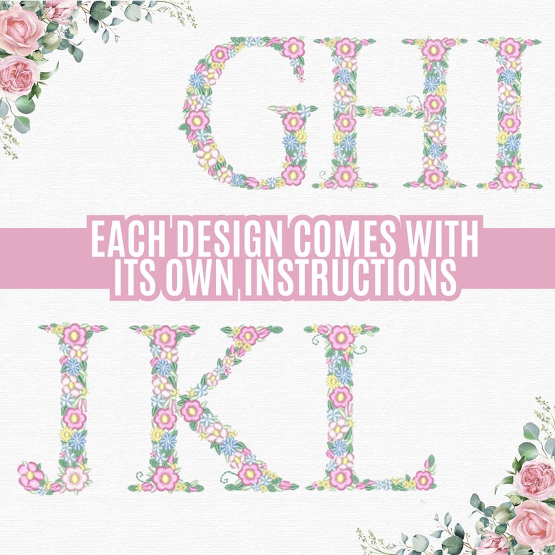 Pu&ograve; includere: Disegni di lettere floreali nelle lettere G, H, I, J, K e L. Ogni lettera &egrave; composta da fiori rosa, gialli e blu. Il testo "EACH DESIGN COMES WITH ITS OWN INSTRUCTIONS" &egrave; visualizzato in un banner rosa.