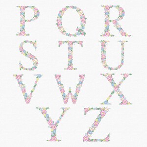 Pu&ograve; includere: Lettere dell'alfabeto floreale dalla P alla Z, in colori pastello. Ogni lettera &egrave; composta da piccoli fiori rosa, blu e gialli con foglie verdi. Le lettere sono su sfondo bianco.