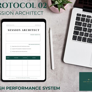 Peut inclure: Une tablette numérique affichant un document "Session Architect", avec un stylet blanc et un ordinateur portable sur une surface grise. Le texte "Protocol 02" et "High Performance System" sont visibles. Une petite plante en pot rose est également présente.