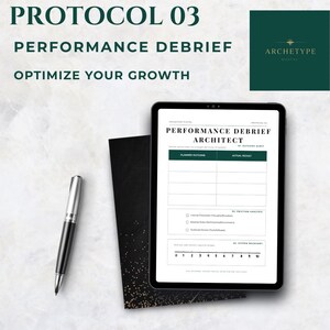 Peut inclure: Une tablette numérique affichant un formulaire "Performance Debrief Architect", avec des sections pour les résultats prévus et réels. L'image comprend un stylo, un carnet et le texte "Protocol 03 Performance Debrief Optimize Your Growth."