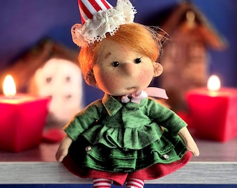 Bella OOAK Sommersprossen-Stoffpuppe, handgefertigte Künstlerpuppe mit roten Haaren, Waldorf-inspiriertes Sammlerstück