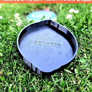 Könnte beinhalten: Ein schwarzes, 3D-gedrucktes Tablett mit einer einzigartigen, geschwungenen Form, das auf grünem Gras liegt. Das Tablett trägt den geprägten Text "SEIVAR3D". Das Bild enthält auch den Text "This is a DIGITAL Item - Not a PHYSICAL product".