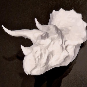 Low-Poly Triceratops Wall Art STL – 3D Printable Dinosaur Head with Geometric Triangle Base | Minimalist Jurassic Decor