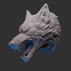 Op de afbeelding: Een lichtgrijze, driedimensionale sculptuur van een wolvenkop in profiel. De wolf is afgebeeld met de bek wijd open, waardoor scherpe tanden en hoektanden zichtbaar zijn. Het oppervlak heeft gedetailleerde, getextureerde vachtpatronen.